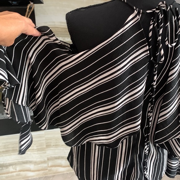 Cal’s Cold Shoulder Striped Blouse Size S (338)‎ - Picture 6 of 11